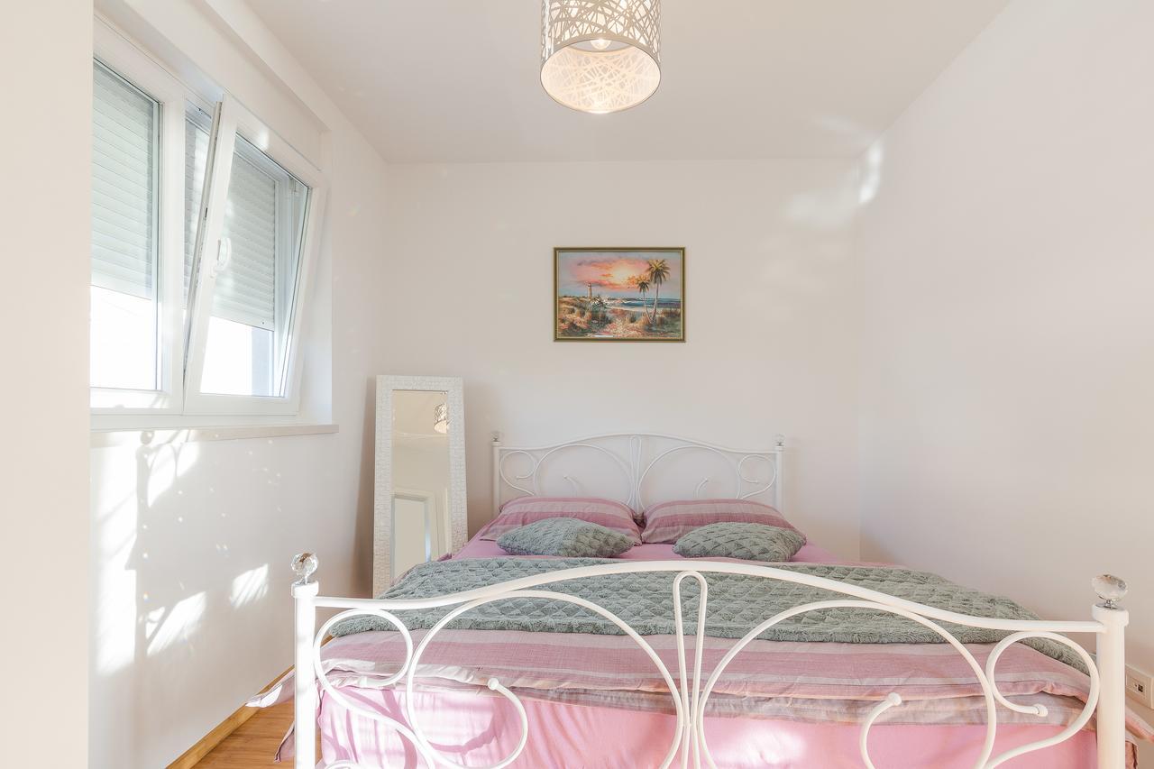 노바야 Fucshia Dreams, Brand New Penthouse For 8 아파트 외부 사진